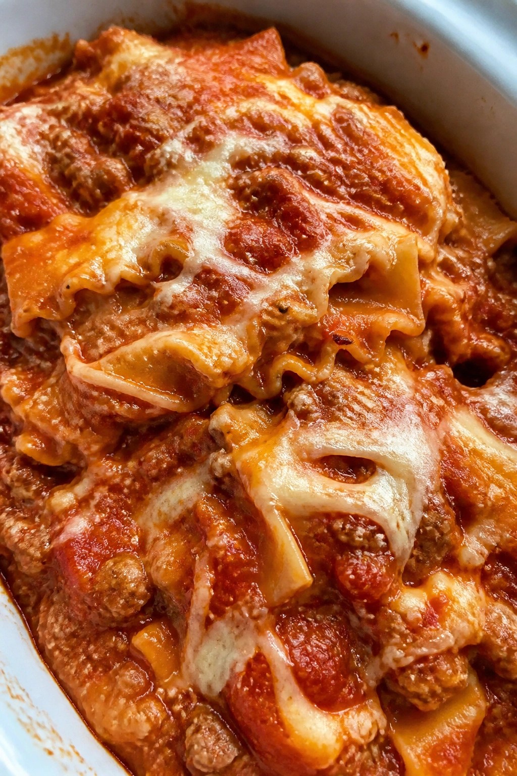 Slow Cooker Lasagna with Ricotta and Mozzarella Layers